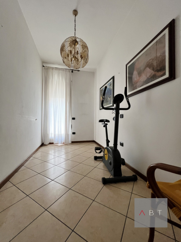 Appartamento al piano primo, ristrutturato completamente nel 2003 e composto di: ingresso, soggio...