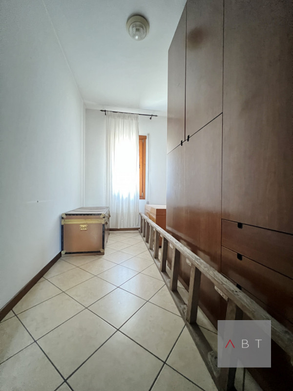 Appartamento al piano primo, ristrutturato completamente nel 2003 e composto di: ingresso, soggio...