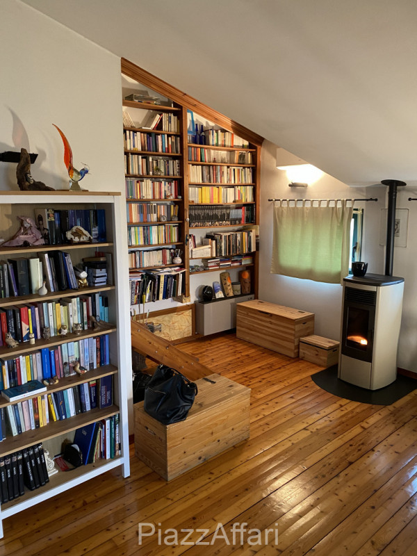 Proponiamo in vendita 2 abitazioni accostate con scoperto e ingressi indipendenti, ideali per 2 n...