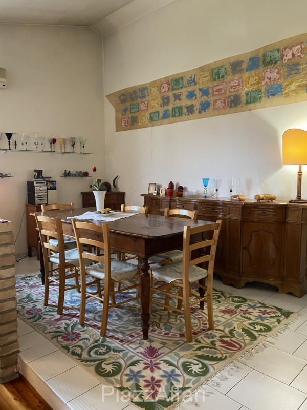 Proponiamo in vendita 2 abitazioni accostate con scoperto e ingressi indipendenti, ideali per 2 n...