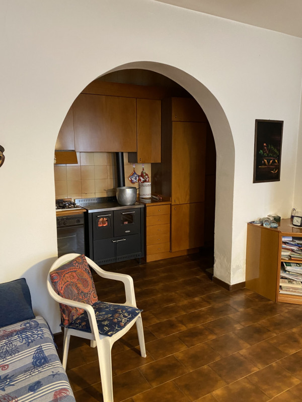 Proponiamo in vendita 2 abitazioni accostate con scoperto e ingressi indipendenti, ideali per 2 n...