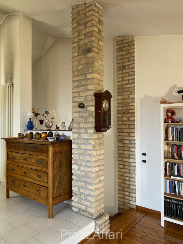 Proponiamo in vendita 2 abitazioni accostate con scoperto e ingressi indipendenti, ideali per 2 n...