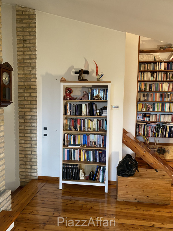 Proponiamo in vendita 2 abitazioni accostate con scoperto e ingressi indipendenti, ideali per 2 n...