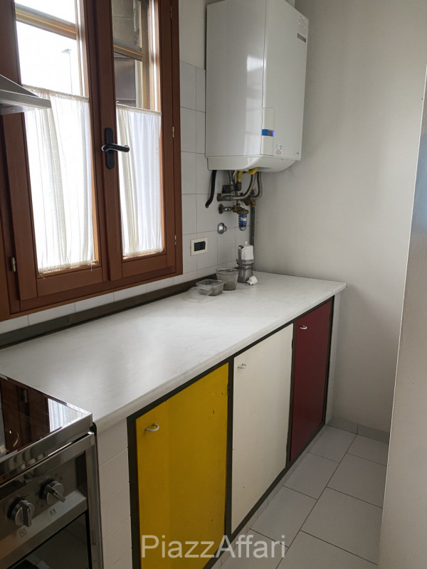 Proponiamo in vendita 2 abitazioni accostate con scoperto e ingressi indipendenti, ideali per 2 n...