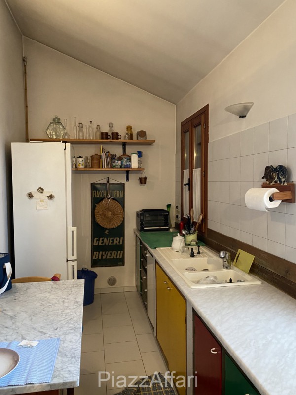 Proponiamo in vendita 2 abitazioni accostate con scoperto e ingressi indipendenti, ideali per 2 n...