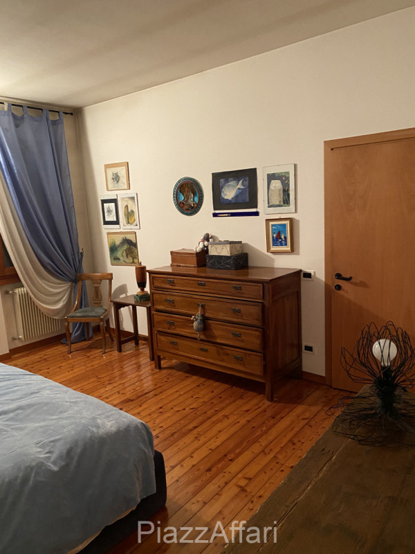 Proponiamo in vendita 2 abitazioni accostate con scoperto e ingressi indipendenti, ideali per 2 n...