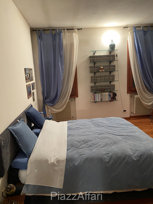 Proponiamo in vendita 2 abitazioni accostate con scoperto e ingressi indipendenti, ideali per 2 n...