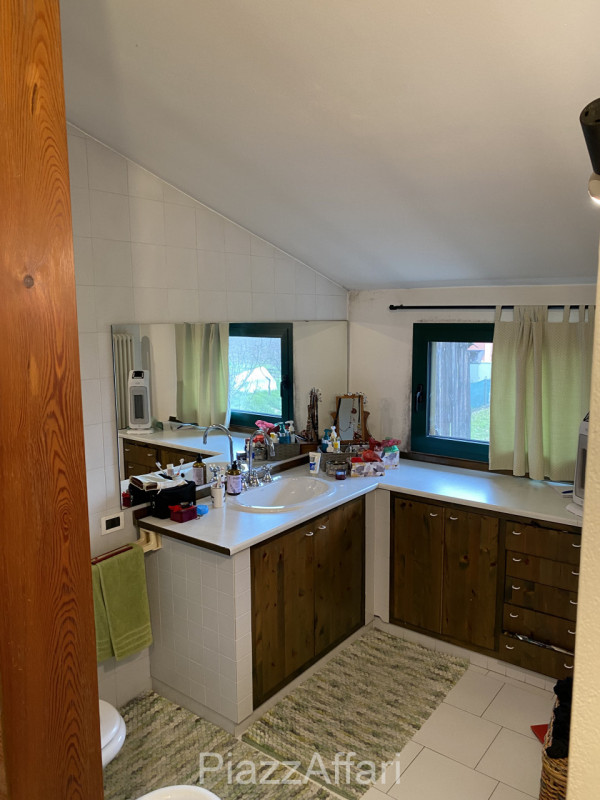 Proponiamo in vendita 2 abitazioni accostate con scoperto e ingressi indipendenti, ideali per 2 n...