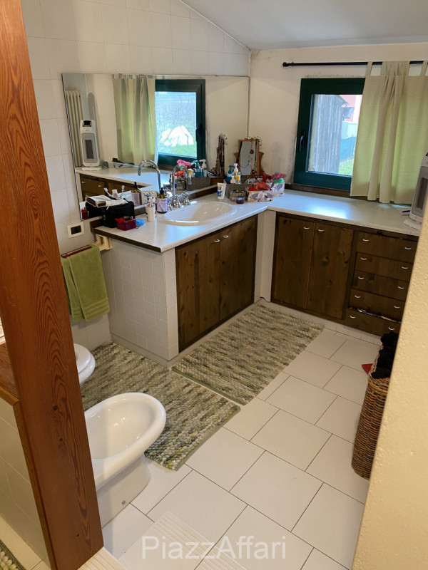 Proponiamo in vendita 2 abitazioni accostate con scoperto e ingressi indipendenti, ideali per 2 n...