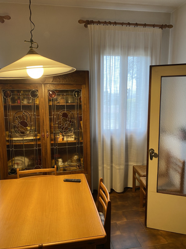 Proponiamo in vendita 2 abitazioni accostate con scoperto e ingressi indipendenti, ideali per 2 n...