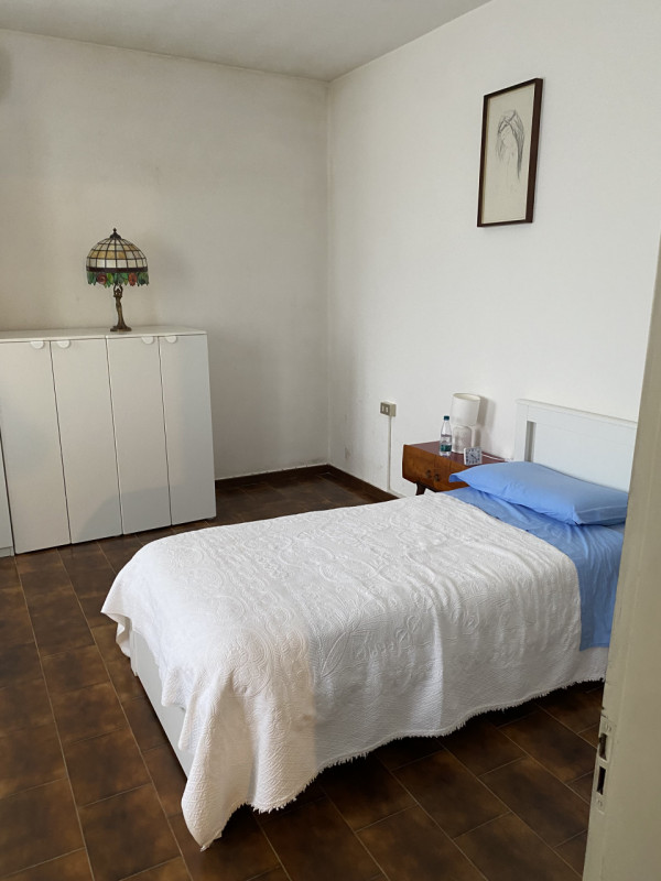 Proponiamo in vendita 2 abitazioni accostate con scoperto e ingressi indipendenti, ideali per 2 n...