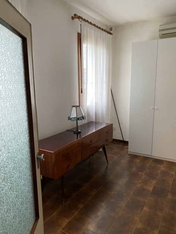 Proponiamo in vendita 2 abitazioni accostate con scoperto e ingressi indipendenti, ideali per 2 n...