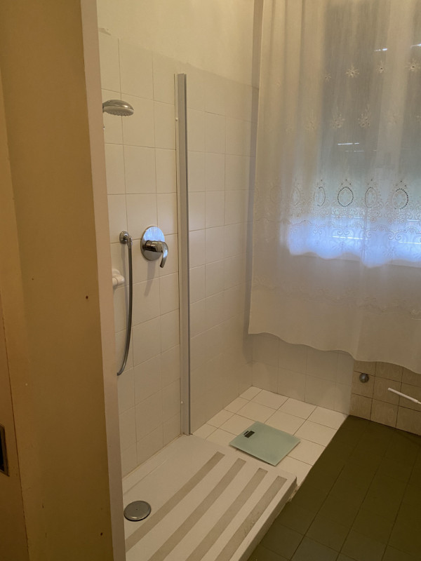 Proponiamo in vendita 2 abitazioni accostate con scoperto e ingressi indipendenti, ideali per 2 n...