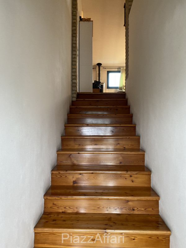 Proponiamo in vendita 2 abitazioni accostate con scoperto e ingressi indipendenti, ideali per 2 n...