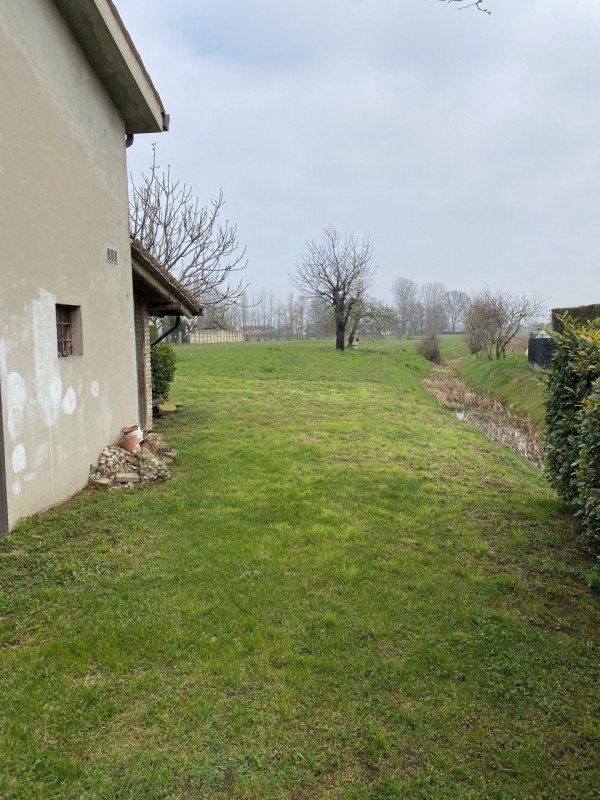 Proponiamo in vendita 2 abitazioni accostate con scoperto e ingressi indipendenti, ideali per 2 n...