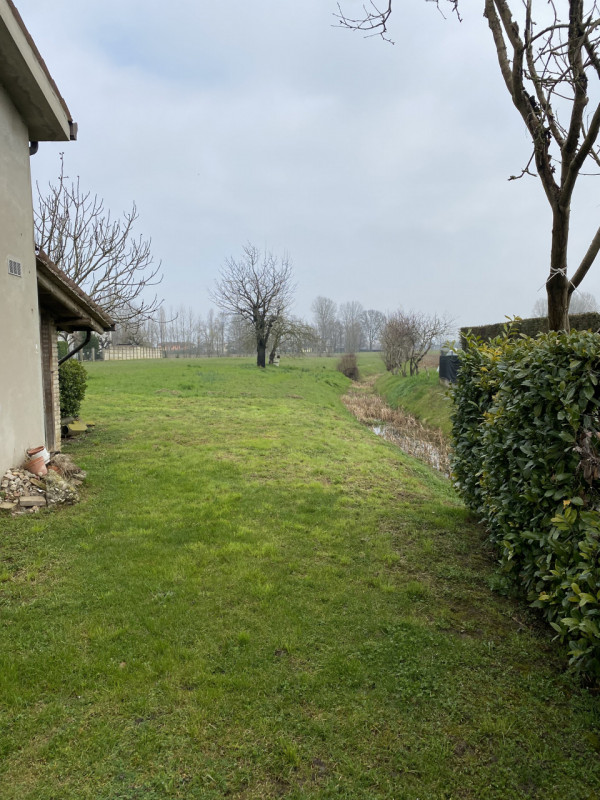 Proponiamo in vendita 2 abitazioni accostate con scoperto e ingressi indipendenti, ideali per 2 n...