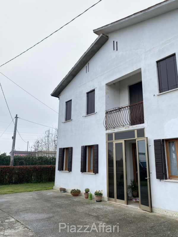 Proponiamo in vendita 2 abitazioni accostate con scoperto e ingressi indipendenti, ideali per 2 n...