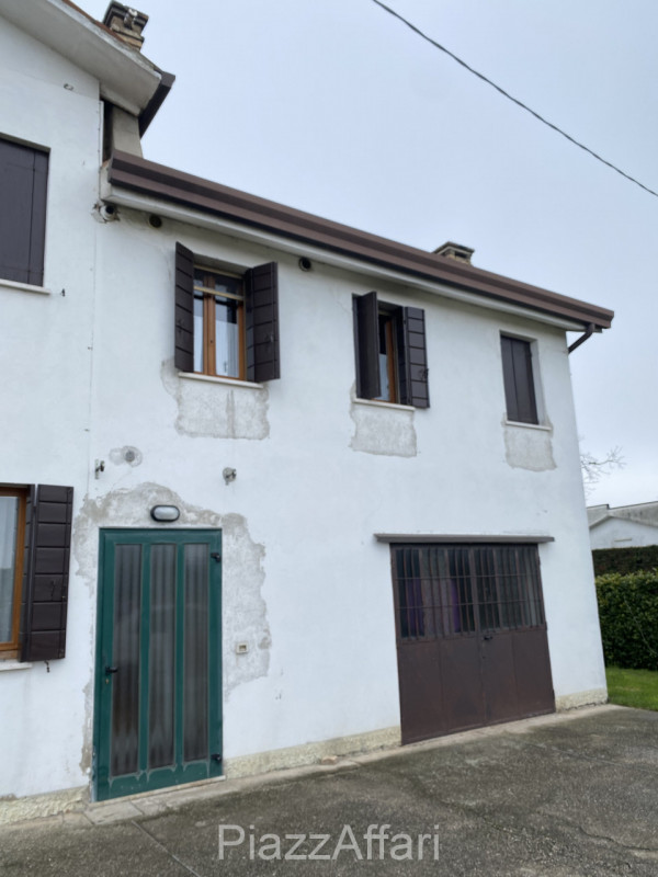 Proponiamo in vendita 2 abitazioni accostate con scoperto e ingressi indipendenti, ideali per 2 n...