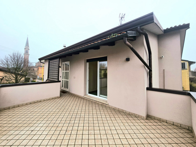 Nel centro di Villa Estense, proponiamo in vendita una splendida porzione di bifamiliare orizzont...