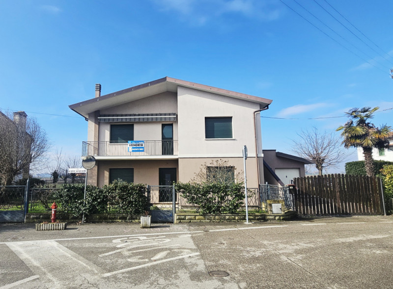 Nel centro di Villa Estense, proponiamo in vendita una splendida porzione di bifamiliare orizzont...