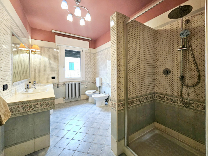 Nel centro di Villa Estense, proponiamo in vendita una splendida porzione di bifamiliare orizzont...