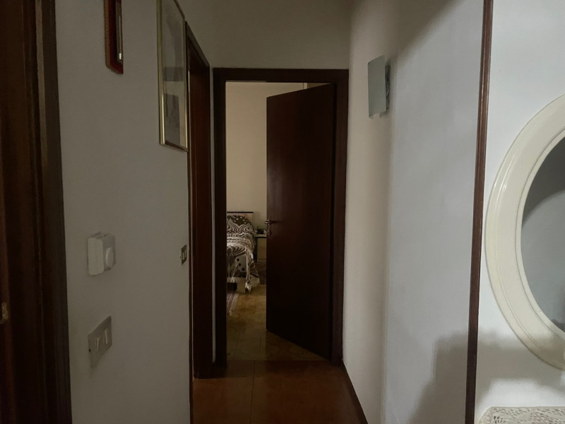 In zona centrale, proponiamo appartamento al primo piano dotato di ascensore composto da cucina, ...