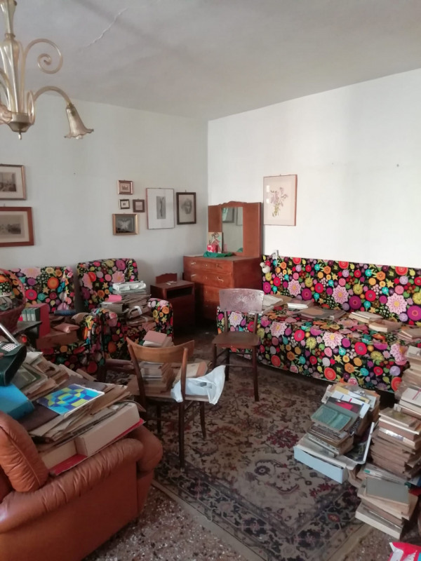 In uno dei più bei Campi di Venezia ( Campo San Giacomo dell'Orio), vendesi, in palazzo vincolato...