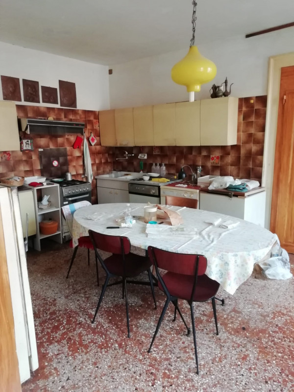 In uno dei più bei Campi di Venezia ( Campo San Giacomo dell'Orio), vendesi, in palazzo vincolato...