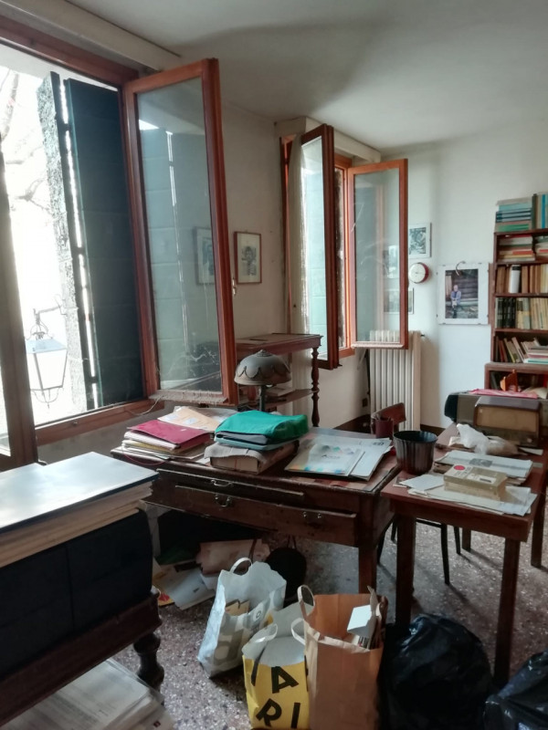 In uno dei più bei Campi di Venezia ( Campo San Giacomo dell'Orio), vendesi, in palazzo vincolato...