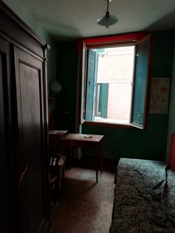 In uno dei più bei Campi di Venezia ( Campo San Giacomo dell'Orio), vendesi, in palazzo vincolato...