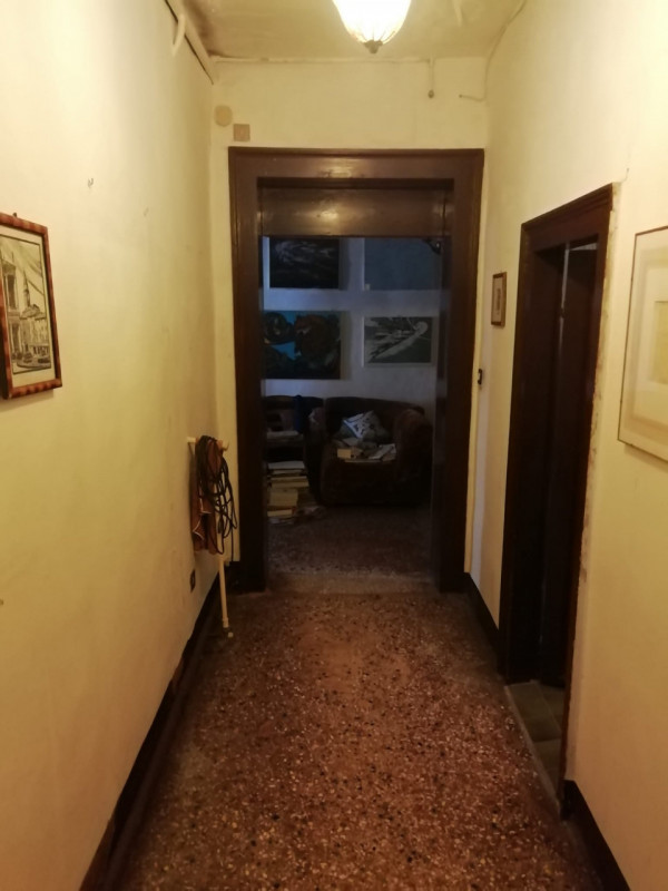 In uno dei più bei Campi di Venezia ( Campo San Giacomo dell'Orio), vendesi, in palazzo vincolato...