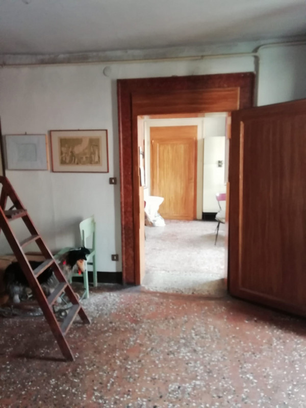 In uno dei più bei Campi di Venezia ( Campo San Giacomo dell'Orio), vendesi, in palazzo vincolato...