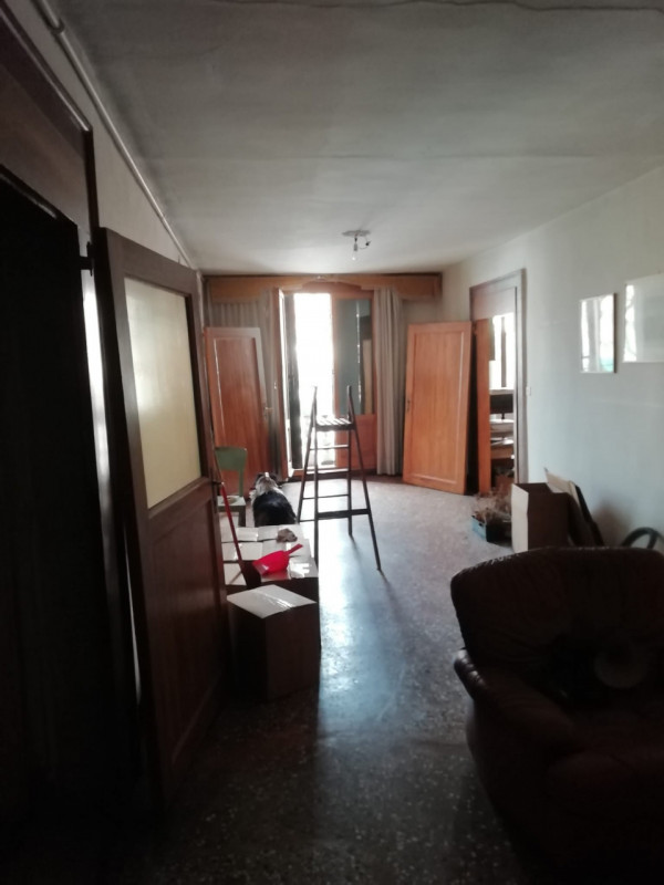 In uno dei più bei Campi di Venezia ( Campo San Giacomo dell'Orio), vendesi, in palazzo vincolato...