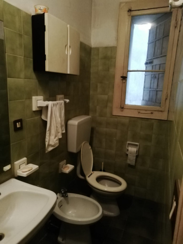 In uno dei più bei Campi di Venezia ( Campo San Giacomo dell'Orio), vendesi, in palazzo vincolato...