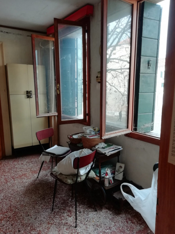 In uno dei più bei Campi di Venezia ( Campo San Giacomo dell'Orio), vendesi, in palazzo vincolato...