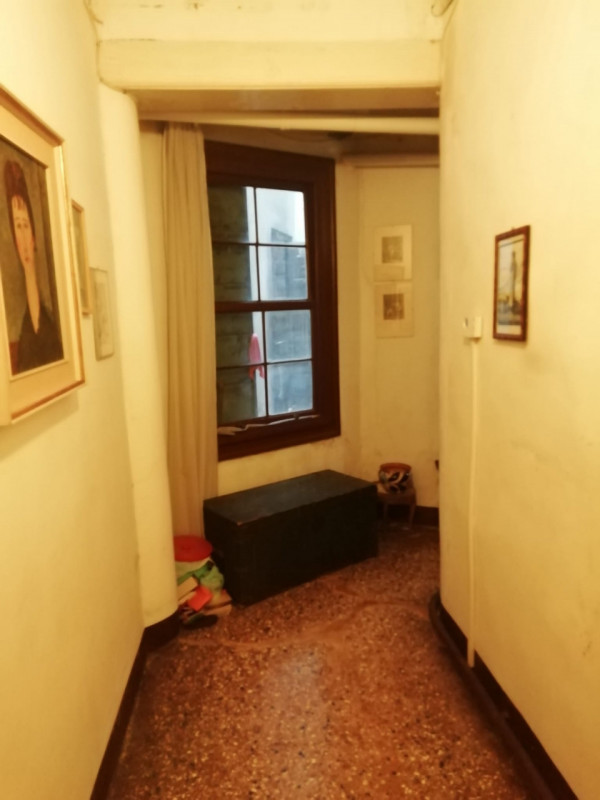 In uno dei più bei Campi di Venezia ( Campo San Giacomo dell'Orio), vendesi, in palazzo vincolato...