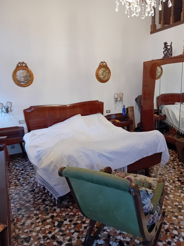 Vendesi in Campo San Boldo, appartamento in un esclusivo palazzo vincolato, composto da: ingresso...