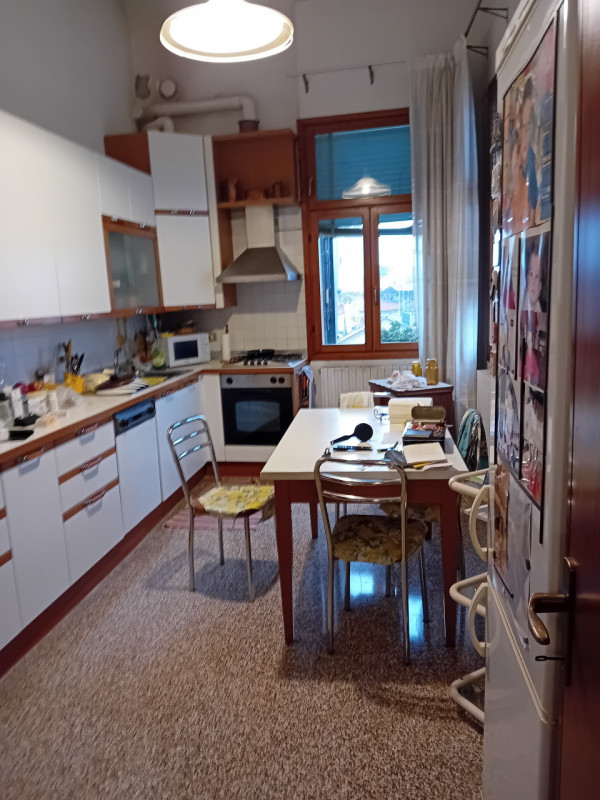 Vendesi in Campo San Boldo, appartamento in un esclusivo palazzo vincolato, composto da: ingresso...