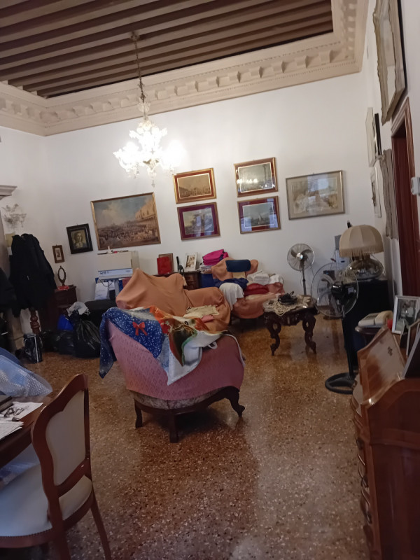 Vendesi in Campo San Boldo, appartamento in un esclusivo palazzo vincolato, composto da: ingresso...