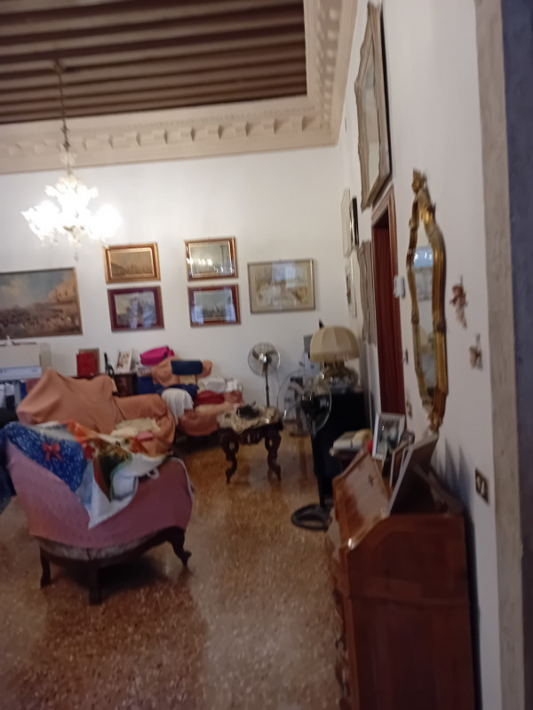 Vendesi in Campo San Boldo, appartamento in un esclusivo palazzo vincolato, composto da: ingresso...