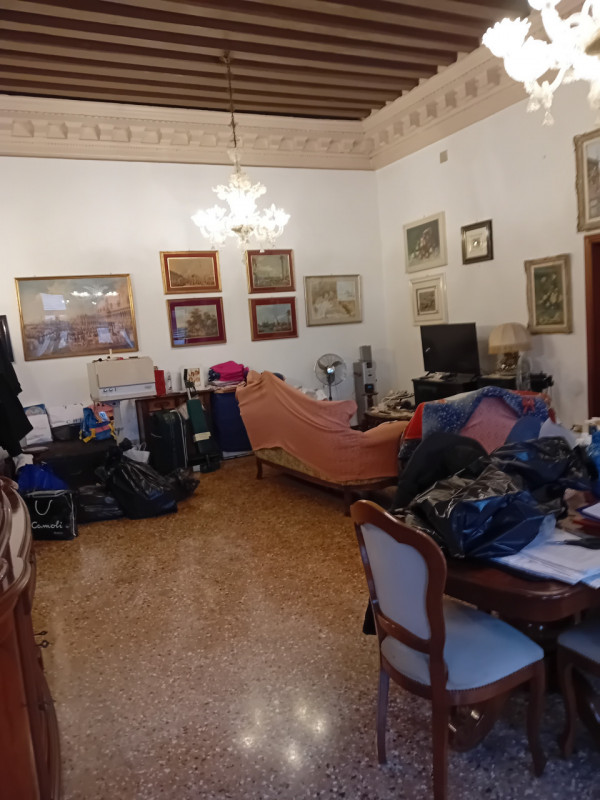 Vendesi in Campo San Boldo, appartamento in un esclusivo palazzo vincolato, composto da: ingresso...