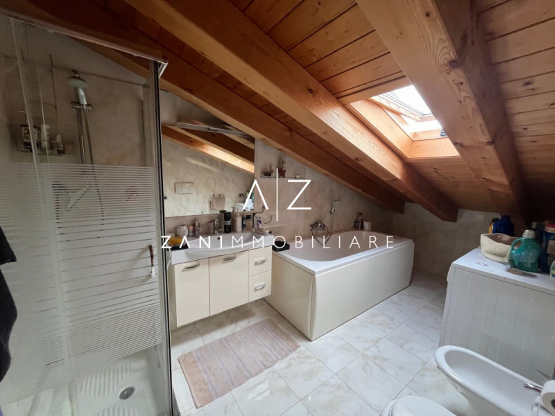 Proponiamo in vendita un luminoso appartamento trilocale di circa 100 mq, situato nella tranquill...