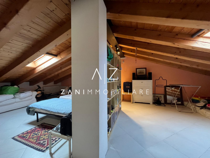 Proponiamo in vendita un luminoso appartamento trilocale di circa 100 mq, situato nella tranquill...