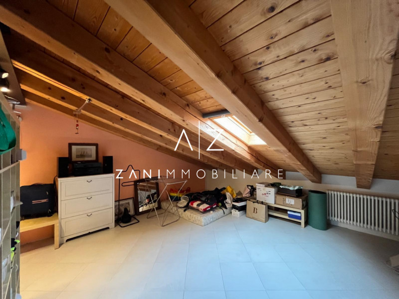 Proponiamo in vendita un luminoso appartamento trilocale di circa 100 mq, situato nella tranquill...