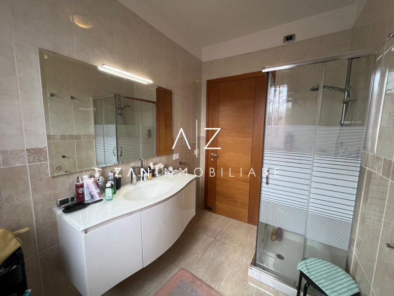 Proponiamo in vendita un luminoso appartamento trilocale di circa 100 mq, situato nella tranquill...