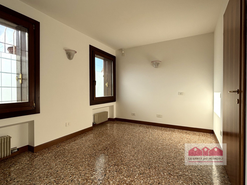 PIAZZA MATTEOTTI: SPAZIOSO BICAMERE SU DUE LIVELLI, 2 BAGNI, 1 LAVANDERIA, 1 STANZA PER ULTERIORE...