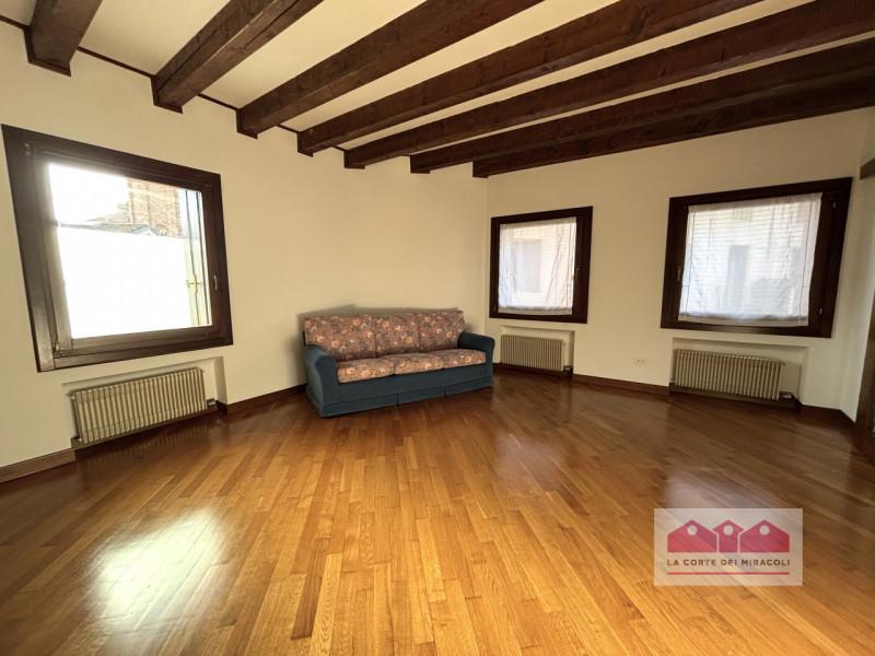 PIAZZA MATTEOTTI: SPAZIOSO BICAMERE SU DUE LIVELLI, 2 BAGNI, 1 LAVANDERIA, 1 STANZA PER ULTERIORE...