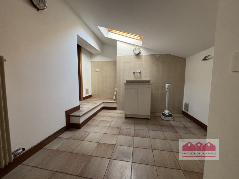 PIAZZA MATTEOTTI: SPAZIOSO BICAMERE SU DUE LIVELLI, 2 BAGNI, 1 LAVANDERIA, 1 STANZA PER ULTERIORE...