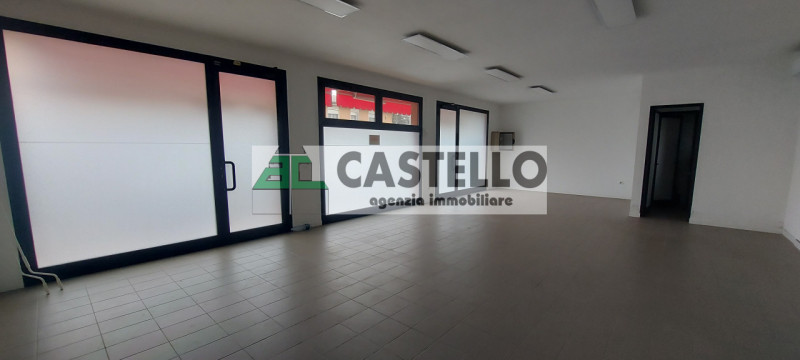 Campodarsego centro proponiamo negozio di 64mq netti dotato di 3 vetrine, 2 ingressi, antibagno e...