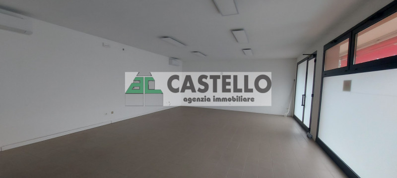 Campodarsego centro proponiamo negozio di 64mq netti dotato di 3 vetrine, 2 ingressi, antibagno e...